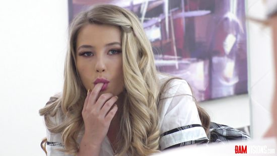 Зрелый сосед предложил студентке настоящий член вместо резинового