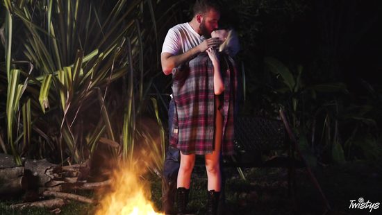 Ночью у костра бородатый мачо поимел миниатюрную блондинку