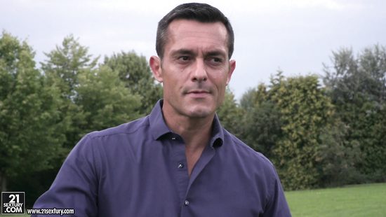 Помешала другу играть в гольф, предложив потрахаться на свежем воздухе