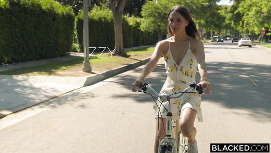 Увидела у брата темнокожего друга и отдалась мускулистому негритосу