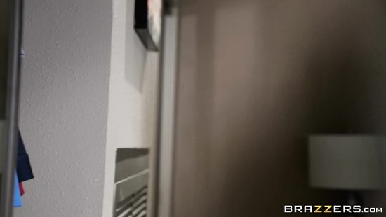 Пасынок случайно трахнул и грудастую мачеху и её жопастую подругу