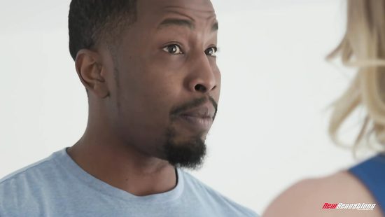 Черлидерша предложила своё тело темнокожему тренеру любимой команды