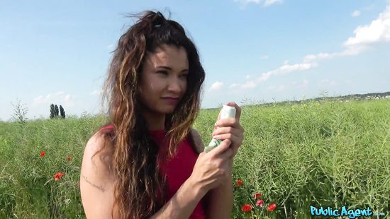 В поле за наличные пикапер поставил раком сексуальную испанку