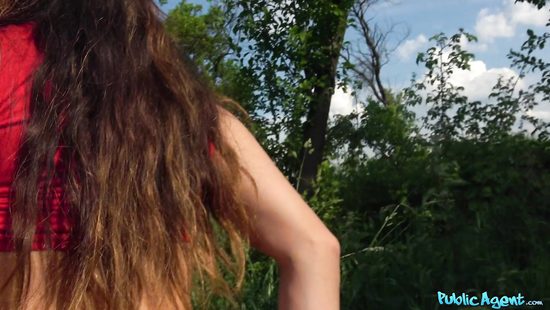 В поле за наличные пикапер поставил раком сексуальную испанку