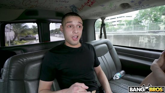 Ариэлла Феррера по дороге в Майами соблазняет всех понравившихся мужиков