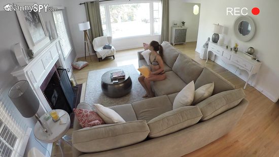 Бойфренд спалил подругу за дрочкой и наказал жарким сексом