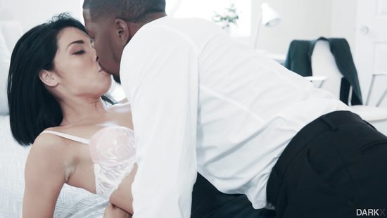 Скучающая азиатка развела на секс мускулистого чернокожего бармена