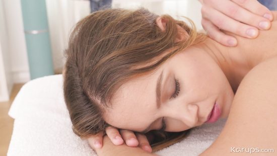 Возбудил красивую клиентку и вдул ей на массажной кушетке