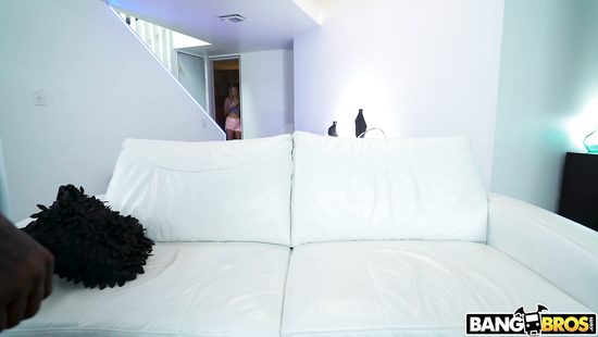 Каролина не испугалась такого огромного чёрного члена