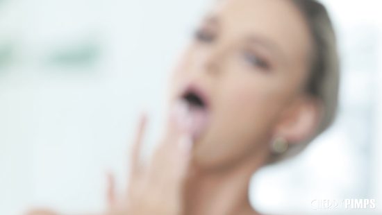 Тонкие пальчики блондинки дарят ей сказочный оргазм