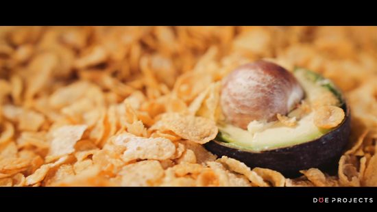 Офигенный минет на кровати засыпанной хлопьями и сперма на губах