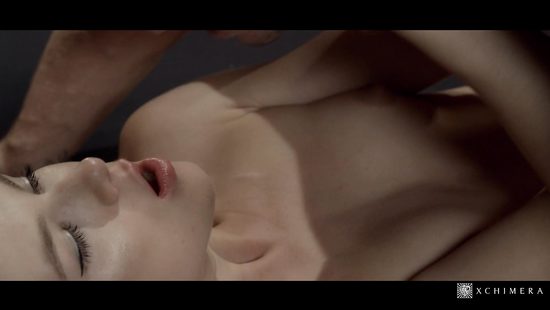 Богатые извращенцы смотрят на нежный секс красивой парочки