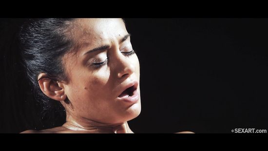 В тёмной комнате подружки лесбиянки вместо массажа потрахались