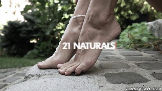 На солнечной террасе удивила друга фут фетишем и запрыгнула на пенис