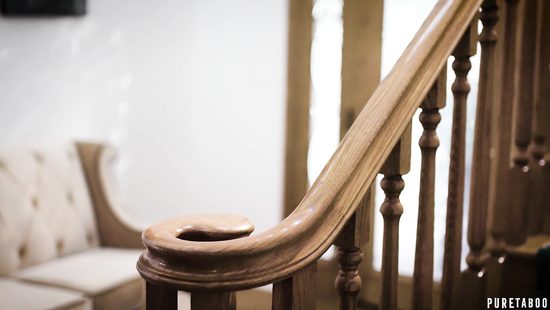 Бездомный наблюдает за жарким сексом темнокожего студента с подругой