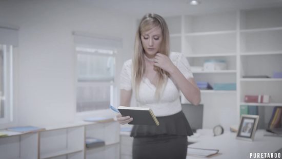 Жестокий бизнесмен грубо овладел в офисе грудастой секретаршей