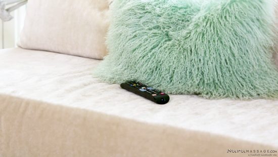 Няня упросила лысого хозяина научить её делать Nuru массаж