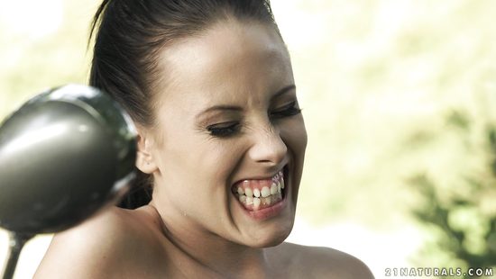 Устроил для красивой подружки пикник и чпокнул на природе