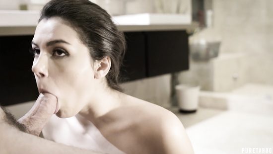 Богатый человек принудил к сексу горничную с красивыми сиськами