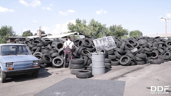 Владелицу мустанга механик жестко трахнул возле её спорткара