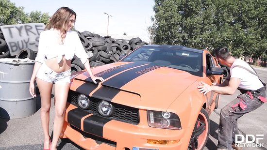Владелицу мустанга механик жестко трахнул возле её спорткара