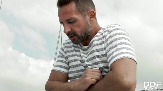 Капитан яхты дал в рот грудастой блондинке и насадил на хрен