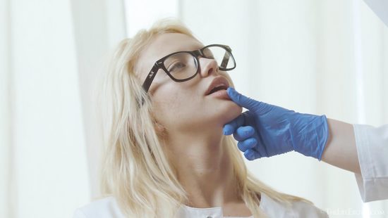 Учёная изучает мастурбацию блондинки с идеальным телом