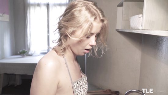 Домохозяйка готовит ужин для любимого и дрочит стейком лысую киску