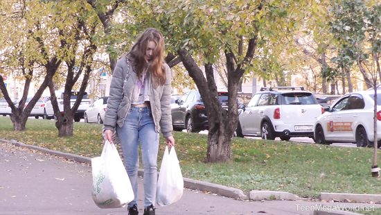 Хороший мальчик помог девушке донести пакеты и отодрал её во все щели