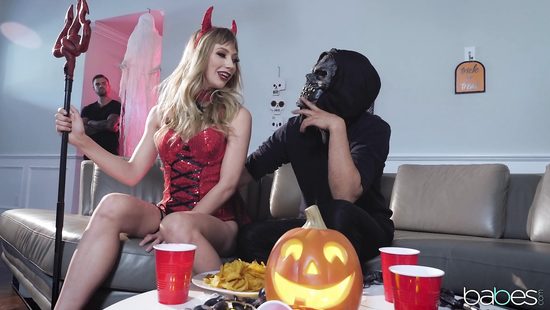 Одел на себя чужую маску и жёстко трахнул сексуальную дьяволицу