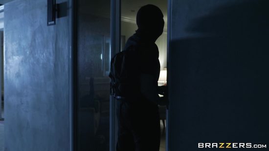 Под носом у своего парня негритоска трахается с грабителем в маске