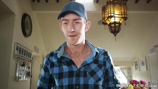 Сантехник устранил засор и прочистил киску русской домохозяйке