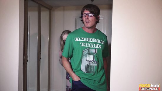 Пухлая лесбиянка покинула подруг ради групповухи с парнями