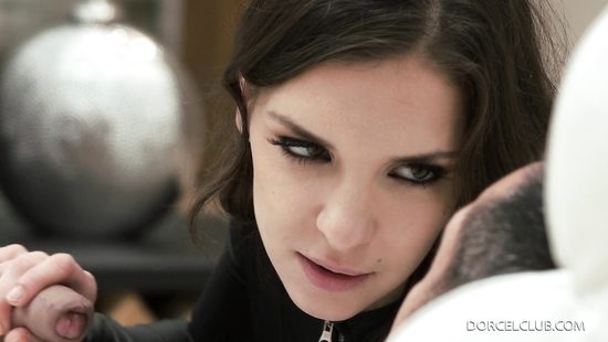 Русская проститутка знает как угодить богатому клиенту