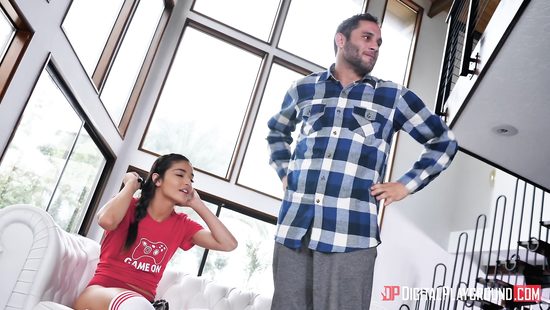 Отучает сексуальную подружку от игры в приставку жарким сексом