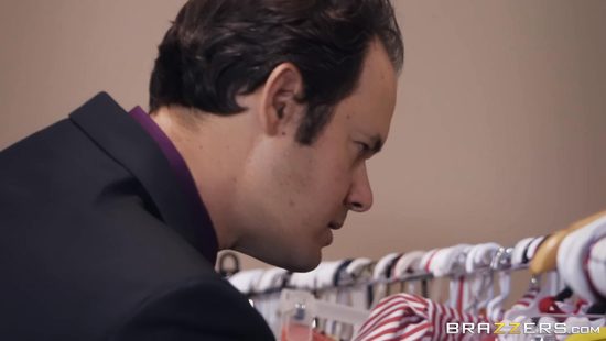 Драка на подиуме двух моделей переросла в жаркий однополый секс