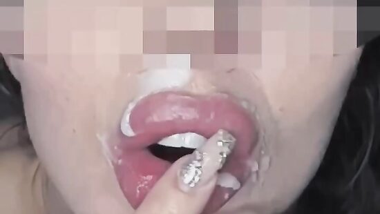 Играет со спермой во рту