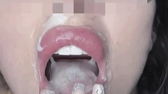 Играет со спермой во рту