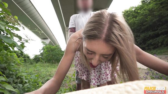 Проиграла стринги, но выиграла оргазм