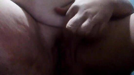 Дрочит пизду