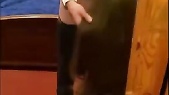 Послушная  сладко полирует хуй на коленях и становится рачком