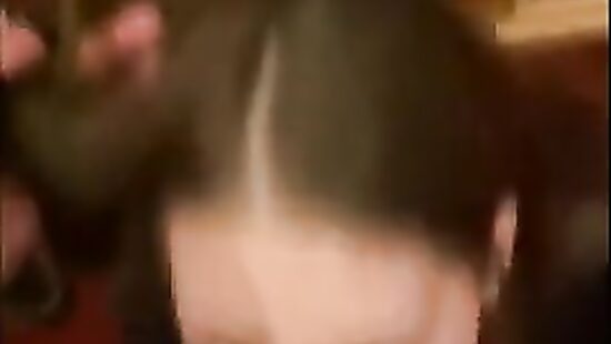 Послушная  сладко полирует хуй на коленях и становится рачком