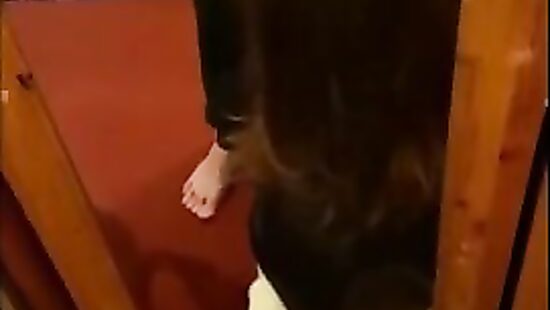 Послушная  сладко полирует хуй на коленях и становится рачком