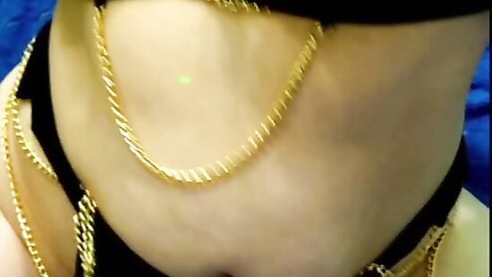 Развлекается    