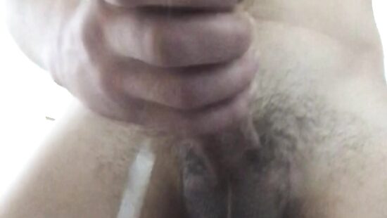 Молодой парень обильно кончает.