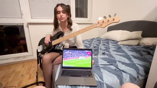 Трахнул красивую брюнетку с косичками