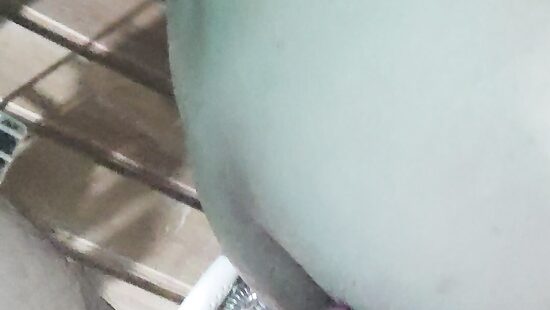 Трахаю в попку любимую в ванной