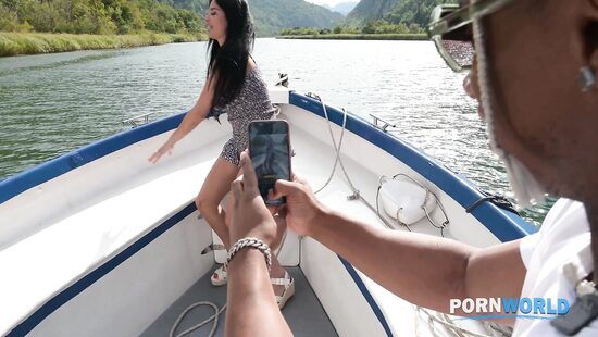 На лодочке-долбленочке