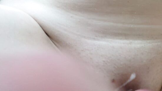 Классно кончил на женский лобок