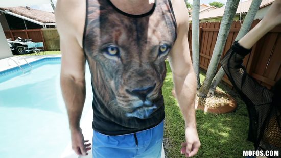 Крошечная азиатка чуть не обкончалась от вида большого члена